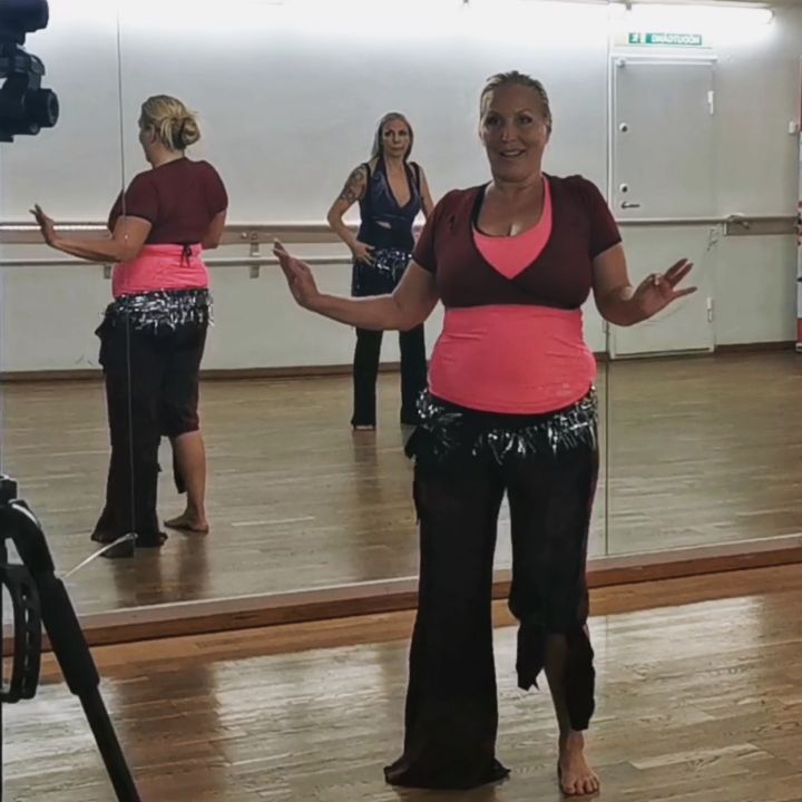 Great drills with @lenahelt at yesterdays Rhythms, Shimmies & Combos class! See you next Tuesday 💃🌟 #bellydancer
⠀
#dans #dansa #träning #hälsa #måbra #bellydance #magdans #stockholm #dansaistockholm #sverige #zumba #jallabina #salsastockholm #dc #danceconnection #stockholmdc #odenplan #vasastan