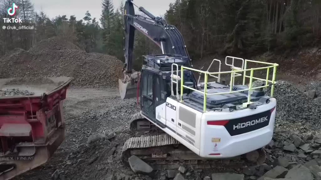 Another hillside of Scotland lowered bit by bit from the team at Crushrock Uk 🤠
Pretty close to that tree at the end there, flying drones isn’t our forte 🥴
#terexfinlay #mobilecrusher #quarrylife #crushing #flatout #fyp #kingoftheroad #bluecollar #hydromek #dronelife