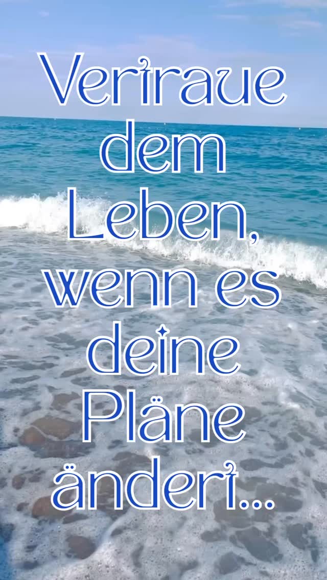 🌿 Manchmal führt uns das Leben genau dorthin, wo wir eigentlich nie hinwollten – und genau dort wartet das Schönste.
🏝️ Wir hatten unsere Ferien ganz anders geplant. Alles war vorbereitet, durchdacht, organisiert. Doch dann: Regen. Grau. Kälte. Nichts passte.
Also haben wir spontan alles über den Haufen geworfen – und sind einfach losgefahren. Ohne Plan B. Nur mit dem Vertrauen: Es darf auch anders kommen.
🌅 Und was soll ich sagen?
Wir haben Orte entdeckt, die uns den Atem geraubt haben.
Sanfte Sonnenaufgänge, die den Himmel in Gold getaucht haben.
🌊 Kristallklares Wasser, weicher Sand, stille Momente voller Glück.
All das hätten wir nie erlebt, wären wir nicht spontan dem gefolgt, was sich richtig angefühlt hat.
Das Leben überrascht uns oft genau dann, wenn wir aufhören, es kontrollieren zu wollen.
⚓️ Ich erlebe das auch in meiner Arbeit mit Kindern in Trauer oder Erwachsenen mit traumatischen Erfahrungen:
Der erste Schritt in die Heilung ist oft ein Schritt weg vom Plan.
Ein Einlassen auf das, was gerade ist.
Ein sanftes Loslassen von „so sollte es doch sein“ – hin zu „so ist es jetzt, und ich darf damit sein“.
Und aus diesem Raum heraus entsteht oft etwas Neues. Echtes. Wunderschönes.
♥️ Vertrau dem Leben, wenn es deine Pläne ändert.
Es könnte dich genau dorthin führen, wo du sonst nie gewesen wärst –
und wo dein Herz genau das findet, was es gerade braucht.
ℹ️ Mehr Infos www.ankerhalt.ch #trauerbegleitung #trauma #trauerbegleitungfürkinder #achtsamkeit #traumainformed #hoffnung #trauer #ankerhalt #begleitung #vertrauen