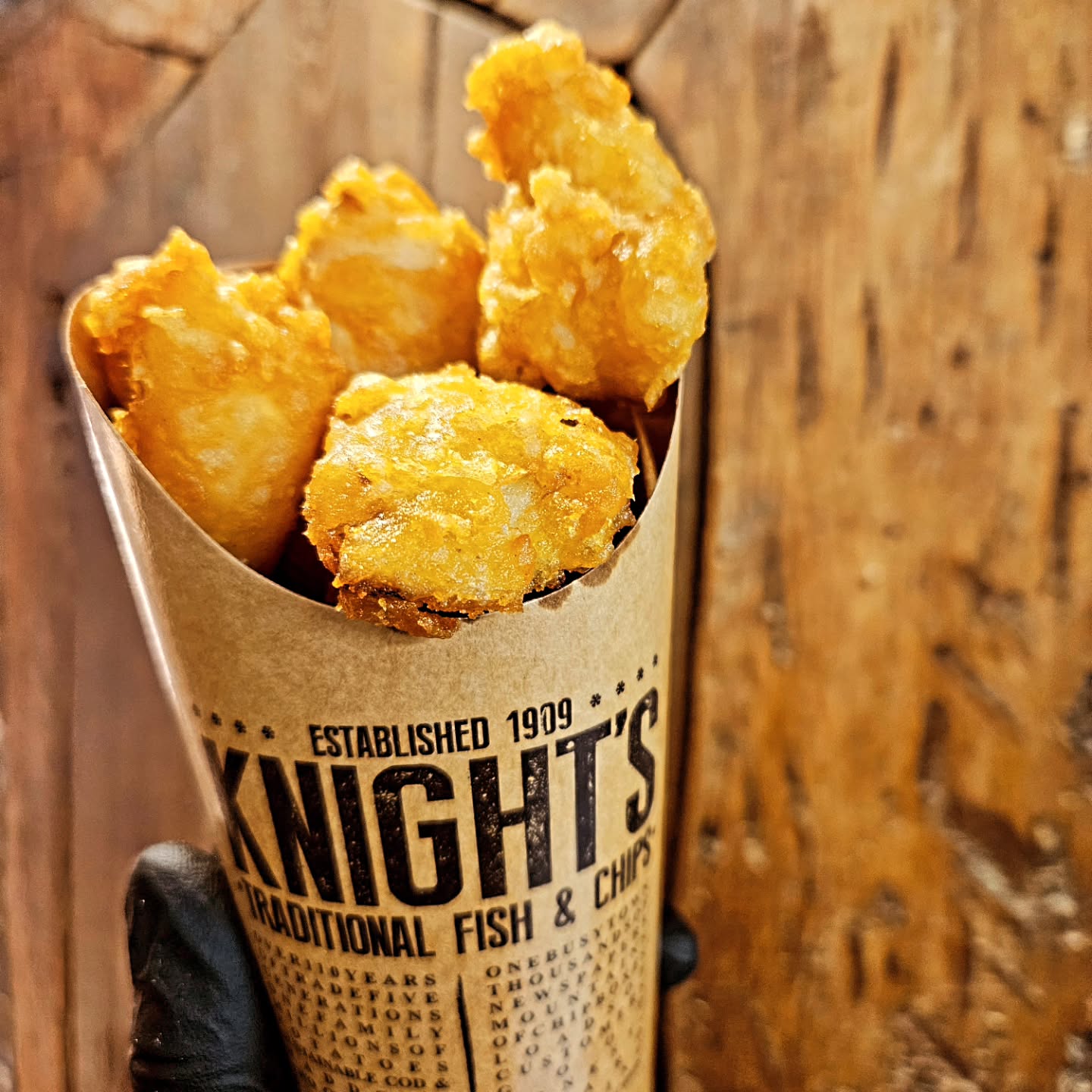 🔥 NEW & ADDICTIVE 🔥
Meet your new favourite snack…
😱 FOR 3.99!?
Crispy Golden Popcorn Fish Bites 🐟✨
A mouthwatering mix of Hake & Cod, seasoned perfectly and lightly battered for that golden crunch.
⚡ Big on flavour
⚡ Light on batter
⚡ 100% dangerously moreish
Golden, flaky, and made to share… but you won’t want to.
🎣 Approx. 5–8 bites per box – if they last that long.
#NewOnTheMenu #FishBites #KnightsFishAndChips #SnackAttack #SeasonedToPerfection #GoldenGoodness #MoreishMoments