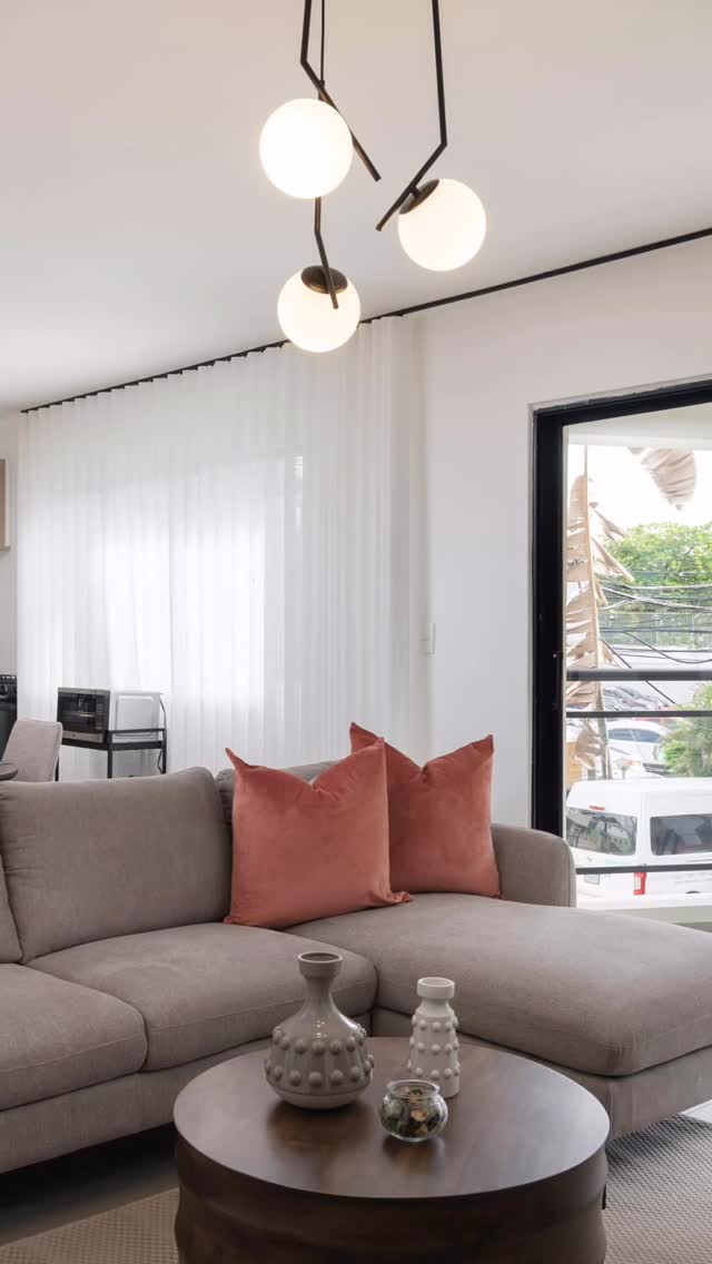 🔑Plaza Colonial – Tu estancia en el corazón de la Zona Gazcue 🔑
🏠 2 habitaciones | 1 baño
🛋️ Amueblado full, listo para disfrutar
💲 Desde solo $60 USD / noche
Disfruta de la magia de la Zona Colonial con todas las comodidades que necesitas. Vive rodeado de historia, restaurantes, bares y lugares icónicos, ¡todo a pasos de tu puerta!
📅 Book Now y asegura tu fecha ✅
📍 Plaza Colonial – Santo Domingo
📲 Reserva directa y vive la experiencia.
#ZonaColonial #SantoDomingo #AirbnbRD #PlazaColonial #StayInStyle #TravelDR #yellowkeyrentals