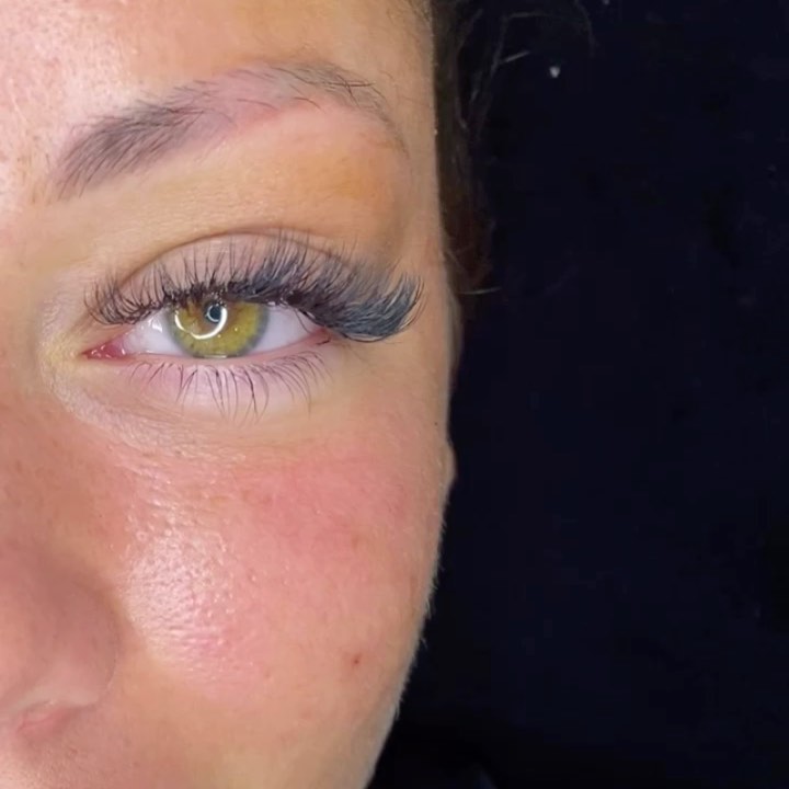 Cat eye effect 😍 @jmbylashes
#volumelashes #wimperextensions #lashextensions #onebyone #denbosch #rosmalen #cuijk #beauty