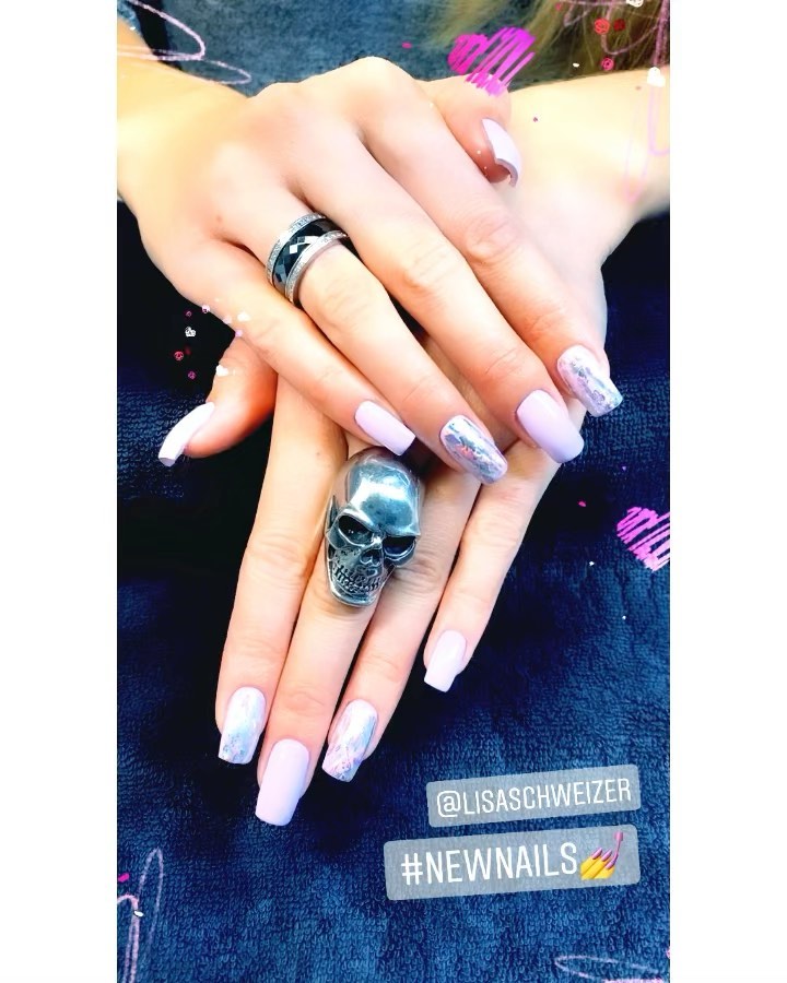 Dear Daisy 💅🏼
@rockstarnails_by_jb
@justnails_official #justnails #newnails #loveit #lovemyjob #beautiful #purple #glitternails #gelnails #nails