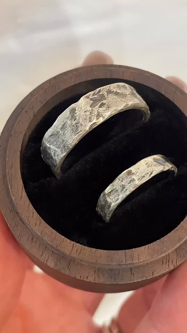 Customer brief: Matching distressed wedding bands that look like they were made by Vikings! - Had so much fun making these… lots of experimenting, hammering and melting, to get the texture just right 👌🏼 In white gold and sterling silver 💛
Would you go for matching wedding bands??
