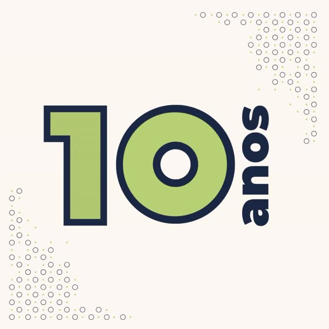 🗣️ “No segundo semestre de 2021, a Individuando estava vivendo o seu momento de maior expansão. Os projetos com os Sebraes estaduais se multiplicaram, Clientes recorrentes continuavam confiando na nossa capacidade de gerar soluções e novos projetos apareciam com frequência.
Pra minha mente, aquele era o “maximo” que a gente poderia chegar. Era outubro quando recebi o contato de uma pessoa da Nissan do Brasil convidando a Individuando para participar da concorrência de empresas para possivelmente ser o parceiro na gestão e entrega do maior e melhor Programa de Excelência do mercado automotivo, o SERNISSAN. Senti um misto de muita alegria, frio na barriga e empolgação. Como assim, o SERNISSAN?
Minha relação com o programa é muito próxima. Desde que ele começou, há quase 10 anos, eu e a Individuando participamos de vários momentos do programa.
Inicialmente, o parceiro da Nissan era a TZen, liderada pelo @tosho.256 . Ele me chamou e contratou a Individuando pra apoiar no desenho da estratégia e no desenvolvimento de diversas ferramentas.
Mas estar à frente de um programa tão potente, após 6 anos de existência, era um desafio que o Leo que iniciou a Individuando jamais imaginaria.
Enviamos proposta, participamos de todo o processo de concorrência com empresas do Brasil e do exterior e, em janeiro de 2022, recebemos a maravilhosa notícia que fomos os parceiros escolhidos pela Nissan.
Ampliamos time, estrutura, processos e também a visão de que a Individuando tem capacidade de apoiar e conduzir projetos de altíssimo impacto, para empresas globais que possuem visão e necessidades no presente e no futuro.
O SERNISSAN registrou a nossa maturidade e capacidade de evoluir algo que já era tão bom e potente. Continuamos recebendo feedbacks positivos sobre a excelência do nosso time, a qualidade das ferramentas e sistemas que desenvolvemos e, principalmente, de sermos parceiros que apoiam verdadeiramente as travessias da Nissan de forma humana.
Hoje, seguimos juntos, cada dia mais engajados e preparados para servir a Nissan e sua Rede de Concessionárias. Nosso principal aprendizado é que a vida pode te surpreender positivamente a todo momento!”
Leo Vitorino