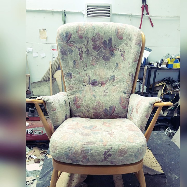 The weather hasn’t been great this week but what a joy to be introduced to this material on an #ercol #chair evergreen design no.1913 #suffolk #interior #friday #fridayvibes #fridaynight #home #decor #recycle #instagram #instadaily #insta #weekend