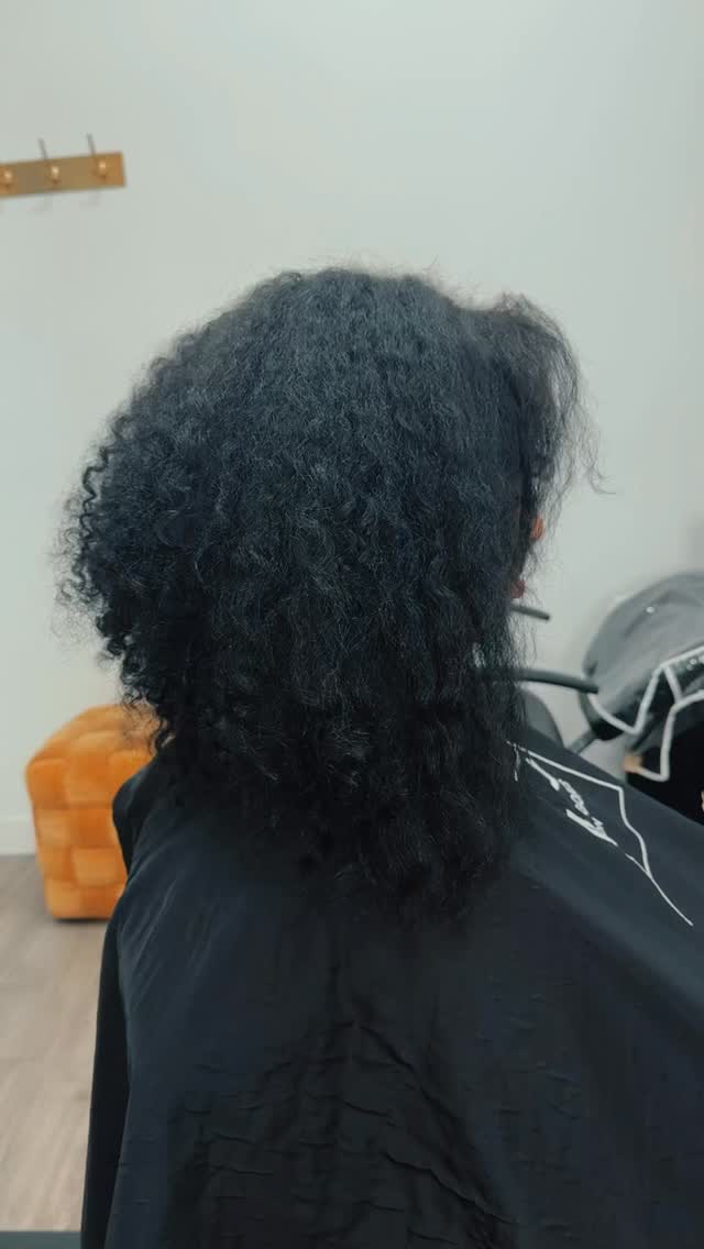 Look at these beautiful curls😍
-Have you had trouble being able to find someone to give you a proper haircut for your curls? Have you done smoothing treatments or put a flat iron to your hair and now you have inconsistent curls? No matter the challenge that brings you in let’s talk about it and start getting you closer to the curl goals! Book today: MOHAIRGOALS.COM