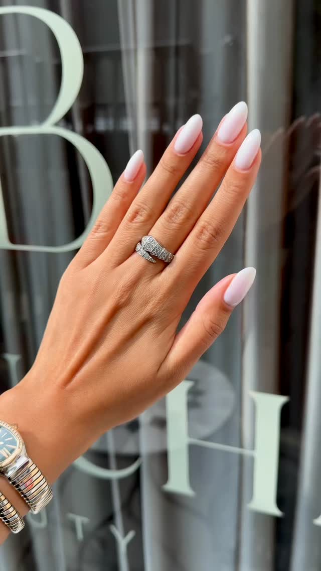 Your perfect summer nails 🤍✨
Colour: Luna 4 + a sparkly top coat (secret ingredient 💫)
Ready for your next manicure? Book now 🤍
