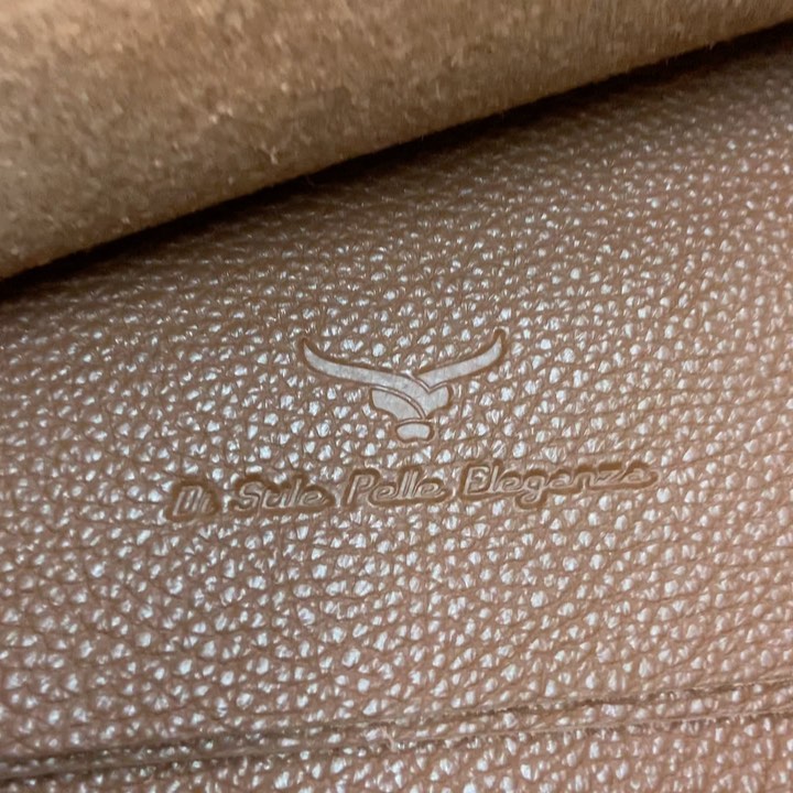 Saját logóddal nyomjuk meg a nálunk megrendelt termékeket😊
#egyedilogózás #vakdombornyomás #egyedigyártás #bőr #leather #leathergoods #blindembossing #madeinhungary #uniqueleatherworks