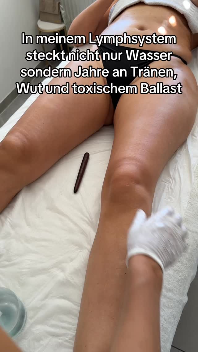 #massage #lipödem #münchen #maderotherapie #toxisch #lymphödem
In meinem Lymphsystem steckt nicht nur Wasser sondern Jahre an Tränen, Wut und toxischem Ballast.
Was sich nach außen wie Schwere, Schwellung oder Müdigkeit zeigt, ist oft das, was mein Körper über Jahre gespeichert hat. Nicht nur körperliche Abfallstoffe sondern auch emotionale Altlasten, die nie richtig abfließen durften.
Das Lymphsystem ist wie der stille Mülleimer unseres Körpers und leider oft überfüllt.
Weil ich funktioniert habe. Weil ich geschluckt habe. Weil ich durchgehalten habe.
Aber irgendwann wird der Körper laut.
Mit Spannung. Mit Schmerzen. Mit Lipödem.
Und dann darf ich hinschauen. Nicht nur äußerlich sondern tief.
Ich habe erkannt:
Ich kann etwas tun. Ich bin nicht machtlos.
Mit Berührung. Mit Bewegung. Mit Energie.
Ich lerne, loszulassen nicht nur das, was sich staut, sondern auch das, was mich klein hält.
Denn mein Körper trägt mich.
Und ich trage die Verantwortung, ihn zu befreien.Team Bodyrituals Madero 🍑