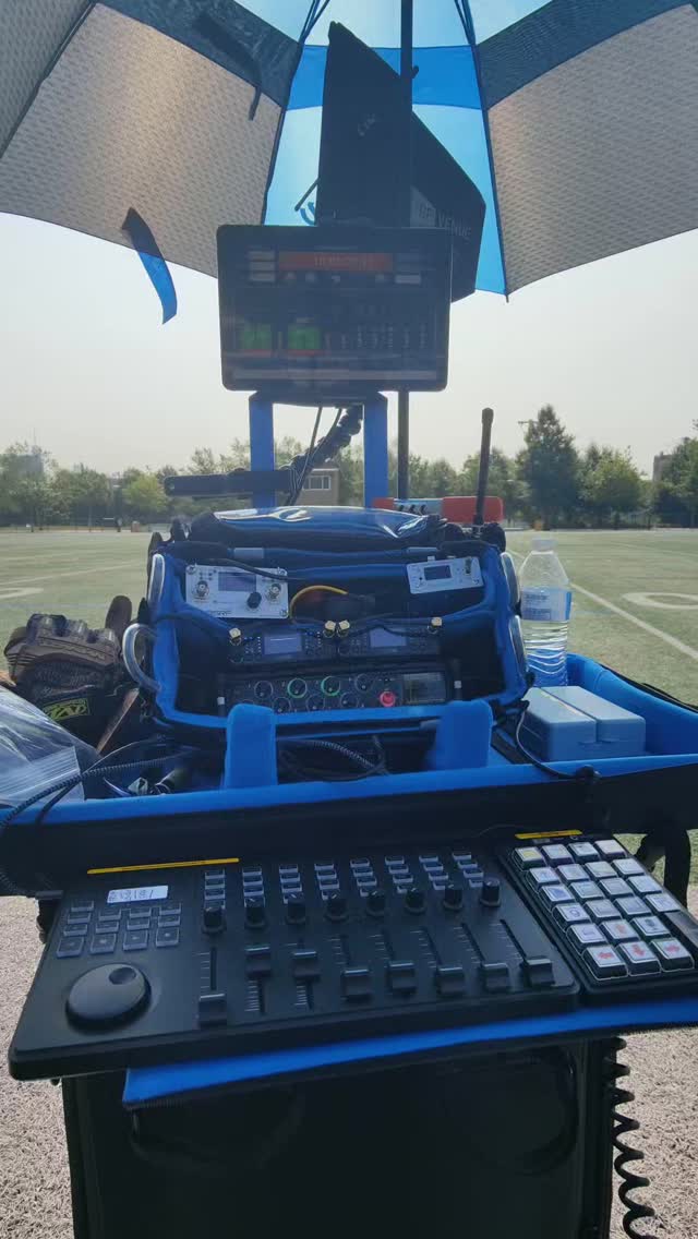 Ballin' with all wireless for this outdoor interview 🏈
•
#soundspeeds #soundmixer #soundcart #filmsetlife