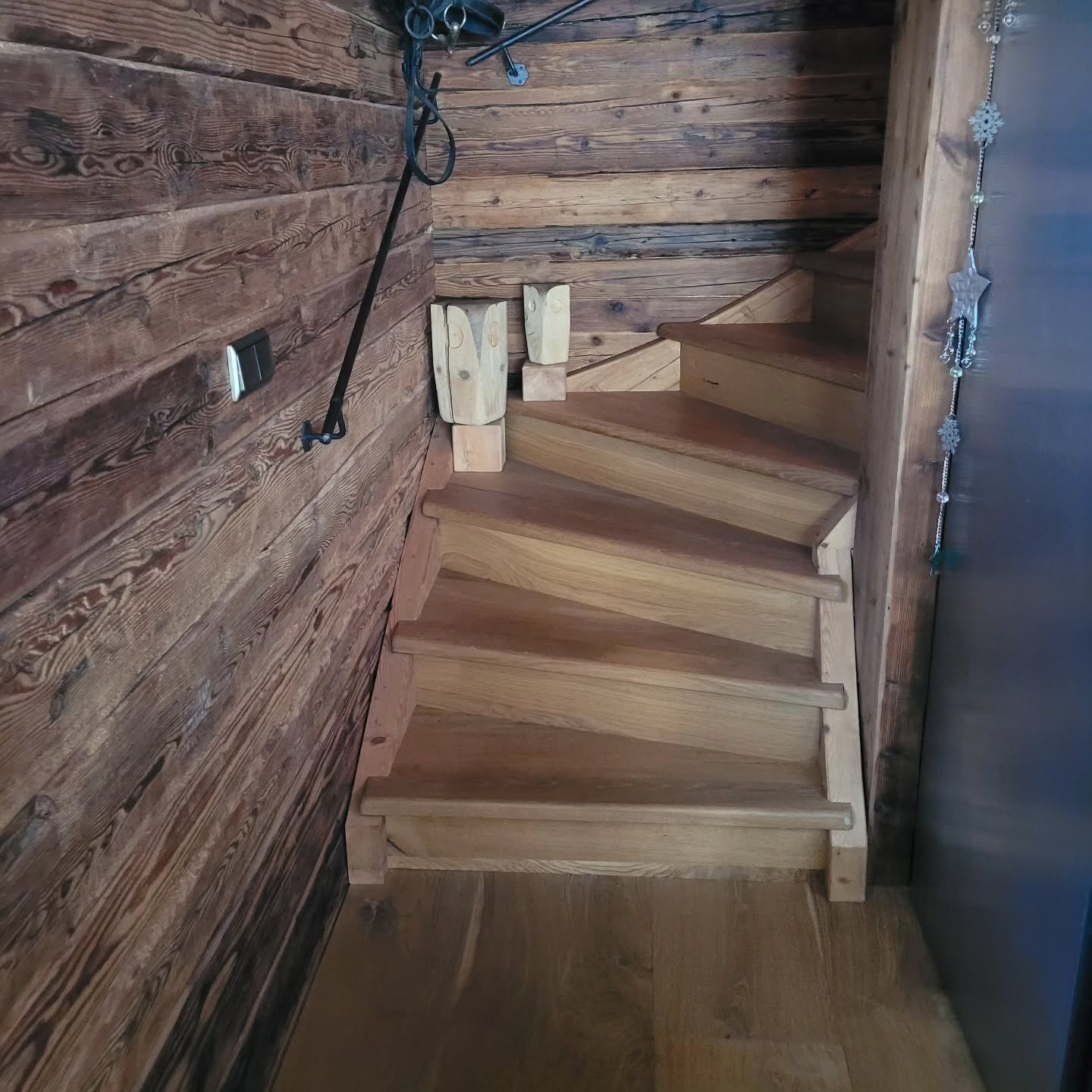 Treppe aus Rüster mit Altholzwangen