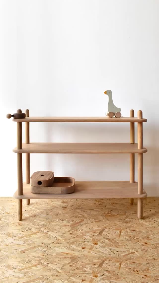 • coto kids @coto_kids • regał PION •
✨Małe półki , wielkie możliwości ✨
Ten regał to nie tylko mebel - to przestrzeń, w której Twoje dziecko uczy się samodzielności, sprawczości i dbania o porządek.
W duchu filozofii Montessori i Reggio Emilia:
• wszystko w zasięgu rąk dziecka
• estetyczne i uporządkowane otoczenie
• wspieranie naturalnej ciekawości i wyborów
Kiedy dziecko samo decyduje, po co sięgnie i gdzie odłoży przedmiot, rozwija pewność siebie i poczucie odpowiedzialności.
Bo piękne rzeczy najlepiej uczą…pięknego życia 🧡
#mebledladzieci #montessoriathome #dziecięcaciekawość #naturalnewnętrza #mebledziecięce #slowdesign #recznarobota #coto #rozwojdziecka #świadomyrodzic #montessoridladzieci #meblezduszą