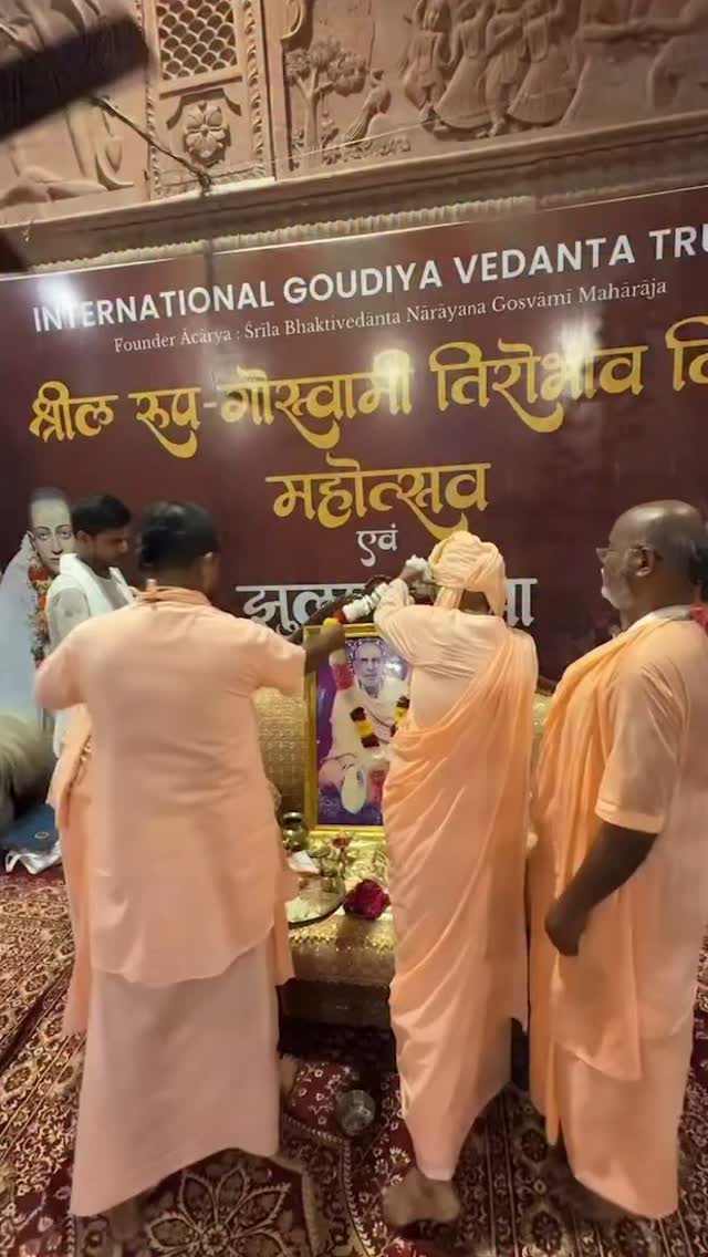 Guru nishtha, guru bhakti is the backbone of our spiritual life ✨️
.
.
#vrindavan #india #guru #gurubhakti #steadiness #spiritual #life #vanamadhuryam #jaygurudev #krishna #krishnabhakti #bhaktichakor