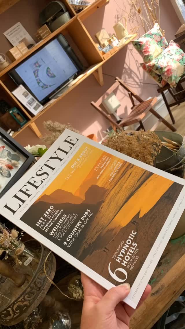 🪴 NEW MAG DROP 🪴
Fresh copies of @lifestyle_magazine_edit have landed in store! Swing by and grab your copy! Perfect for a chill afternoon read, packed with gorgeous local travel inspo and tips. Plus, spot a special mention of @stacey_kath Garden Design 😉
📖 ☕️ 🥂 🧁
#rossonwye #herefordshire #loveyourgarden #shoplocal #visitrossonwye #gardendesign