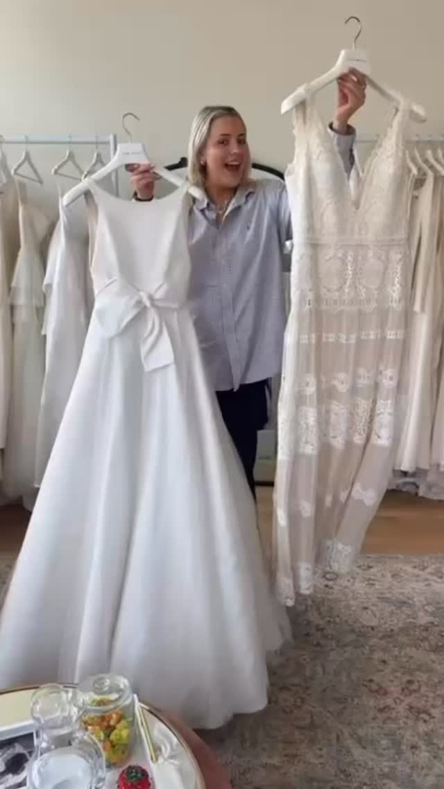 Right or Left? We can’t decide... but whichever you choose, you’ll be saying YES to more than just the dress 💍✨ Every gown @brides_do_good helps fund girls’ #education and #EndChildMarriage.
#sayyestothedress #sustainablewedding #designergowns