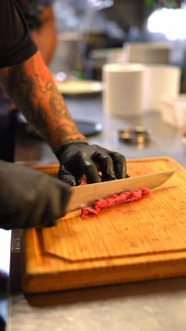 Nbc – Canet-en-Roussillon
Nos viandes – Partie 3 : Le tartare
Tout commence par le choix de la pièce.
Une viande sélectionnée avec soin, travaillée minute, assaisonnée avec justesse.
Ici, le tartare est plus qu’un plat : c’est une signature.
Et quand il arrive en salle… c’est une promesse de fraîcheur et de goût.
Découvrez les coulisses d’une histoire qui se déguste.
#NaudoBeachClub #NaudoCanet #ClubDePlage #TartareMaison #ViandeFraîche #CuisineMinute #SavoirFaire #DécoupeMaison #ProduitFrais #BeachFood #CanetEnRoussillon #CoulissesNaudo #GrilladesDuSud #HéritageGourmand
