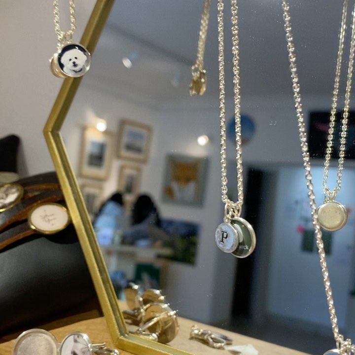 So excited to be exhibiting @handmadeinpainswick @the_painswick_centre and I have gift certificates boxed ready as the perfect gift for a 10mm sterling silver Photogem and hand stamped tag on an 18” chain. This way the recipient can choose their own photo to be sealed inside 👍😁it really is the perfect personalized gift 🎁
.
.
.
#personalisedgifts #giftcertificate #giftcard #giftformum #giftforgirlfriend #giftideas #cotswoldlife #cotswoldgift #sterlingsilvergift #memorygift #keepsakegift #keepsakegiftideas #photogift #personalisedphotogifts #visitcotswolds #lovepainswick