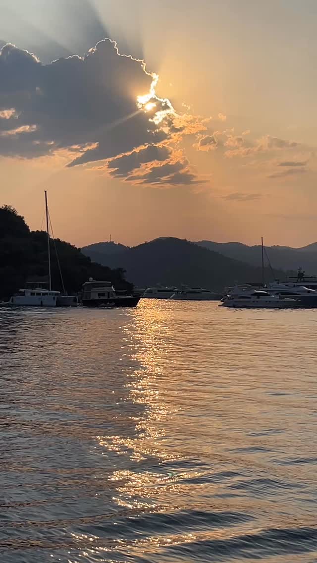 #haftalıkteknekiralama #teknekiralama #boatlife #fethiyetekneturları #boattrip⚓️ #sealife #tekneturu #göcektekneturu #muğla #rentboat