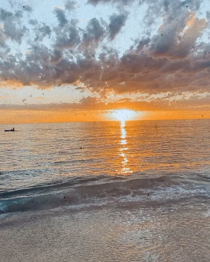 Step over to my NEW page @wakefreehypno and give it a follow🦋💙