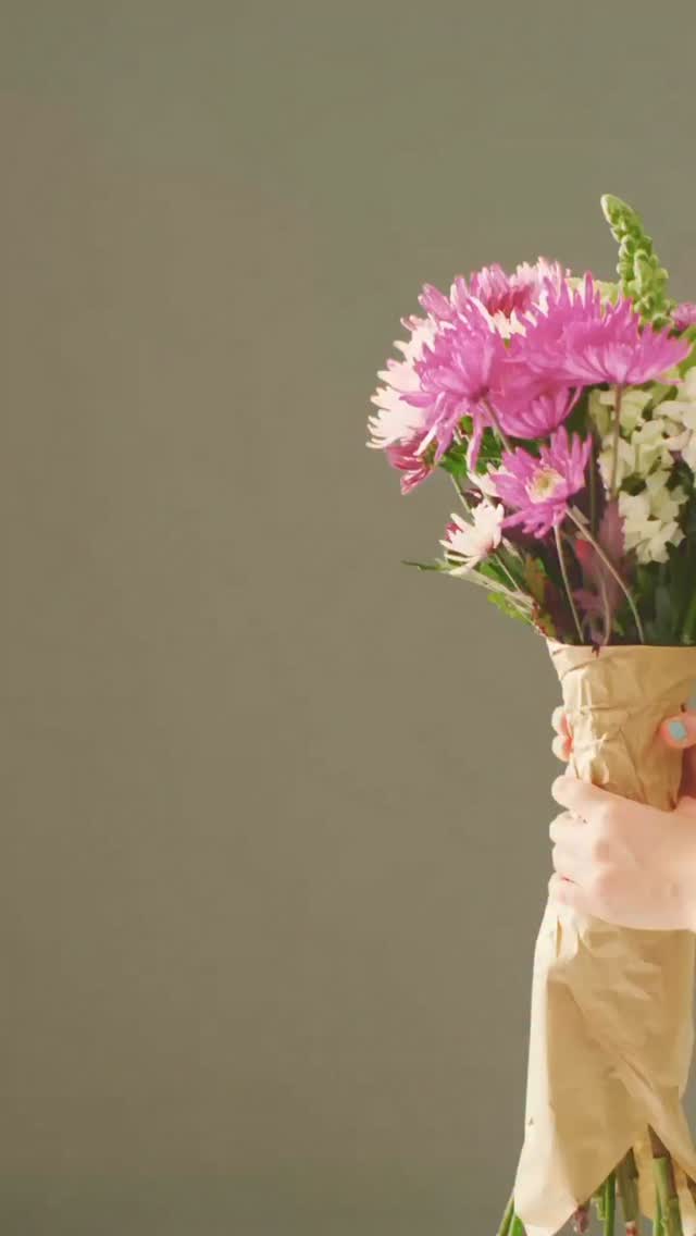 “Pois veja que o bem só é bem pra quem ele faz bem mas pr’um outro pode ser um mal pois nada se repete sob o sol.” - Gonzaguinha.
Até que ponto o que chamamos de cuidado é, na verdade, uma forma de imposição?
#elizamacielpsicanalise #psicanaliseclinica #psicanalista #autoconhecimentotransforma #buquedeflores