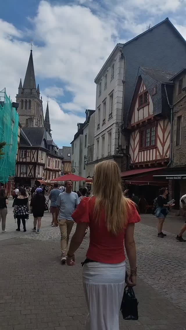 Le centre ville est bien animé aujourd'hui !
#vannes #moehavannes #centrevillevannes #ecoresponsable #bretagne