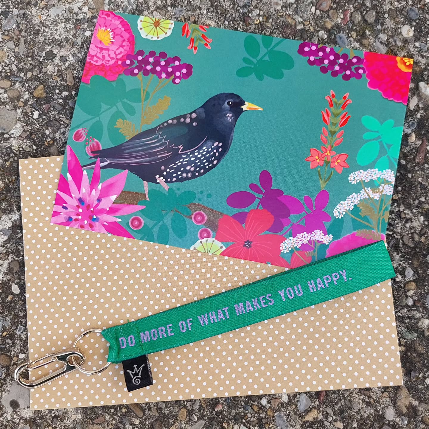 #kleinefreuden
Manchmal braucht es nicht viel um jemandem oder sich selber eine kleine Freude zu machen.
ANHÄNGER "Do more of what makes you happy"
KARTE von Matulipani mit viel Platz für Liebe Worte.
COUVERT von ellybis eine passende Hülle, auch für ein Geldgeschenk geeignet🎁
Wünsche ein Farbenfrohes Wochenende mit vielen KLEINEN FREUDEN
#Geldgeschenk #bunt #schreibmalwieder