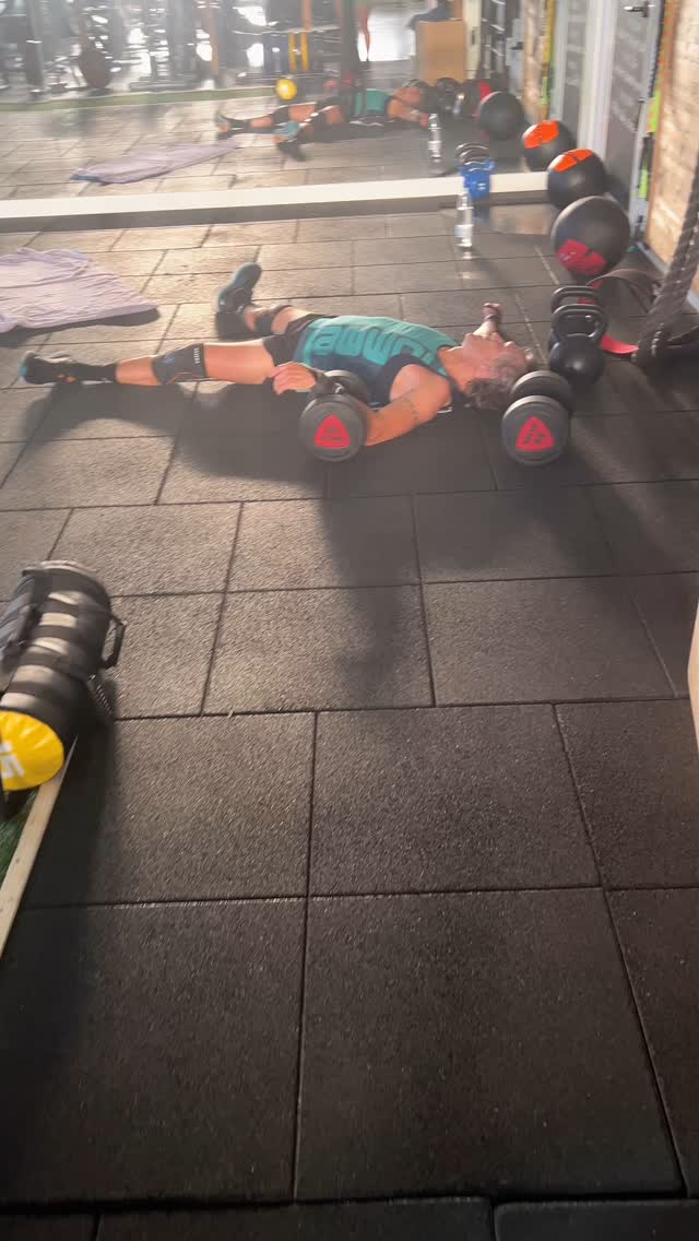 Quando l’allenamento ti spreme fino all’ultima goccia… ma il sorriso è la vera vittoria! 💪🔥
Grande Gio, esempio di grinta e determinazione!
#FiitZone #NoLimits #WorkoutDone @giomenek