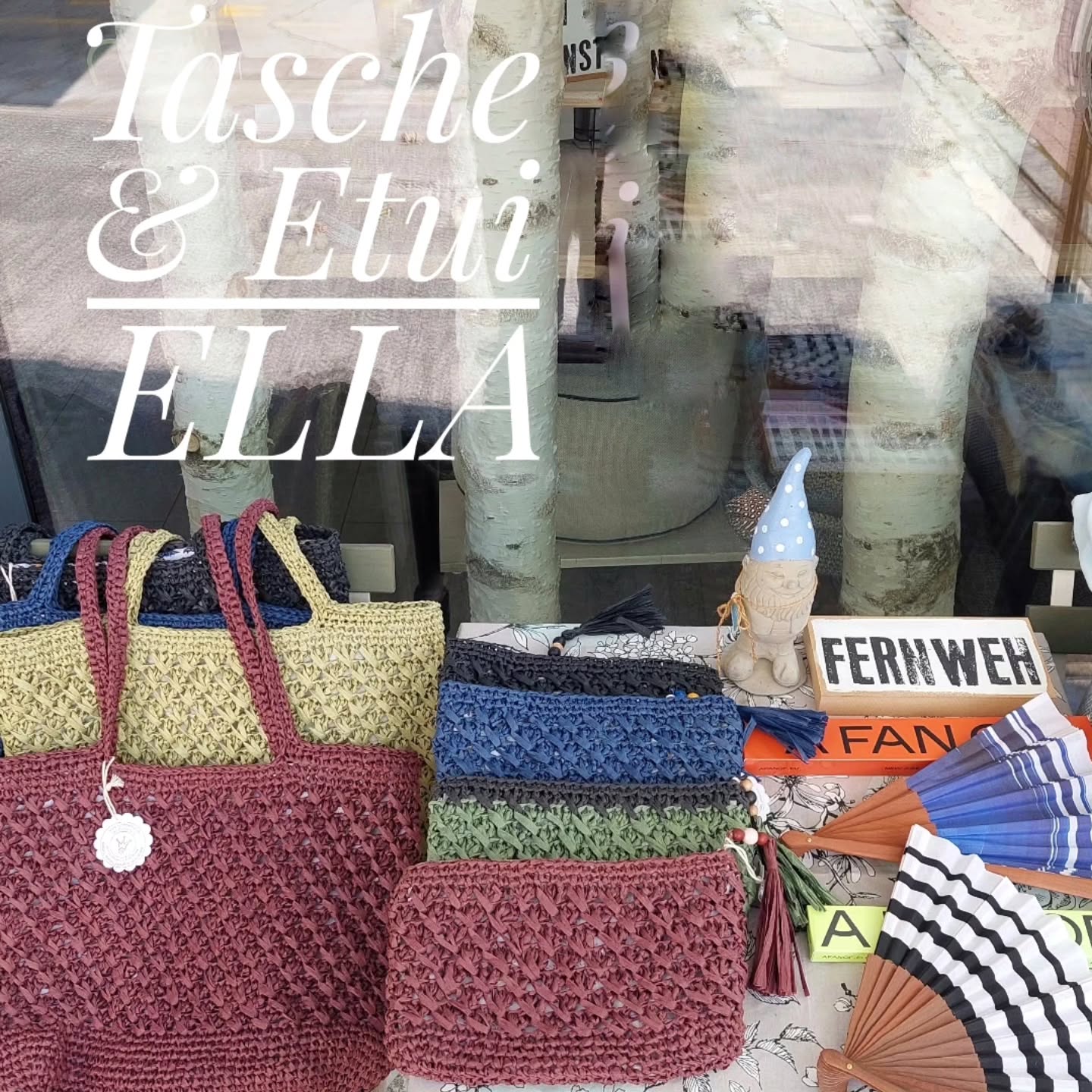 Nochmal Sommer
Aus Papiergarn gehäkelte Taschen und Etuis. Luftig, leicht, mit buntem Innenstoff. ELLA ist perfekt für den Tagesausflug in den Park, aufs Schiff, in die Stadt oder zur Freundin. Buch, Sonnenschutz, Jäckchen, Lismete und eine Wasserflasche..... was braucht man mehr.