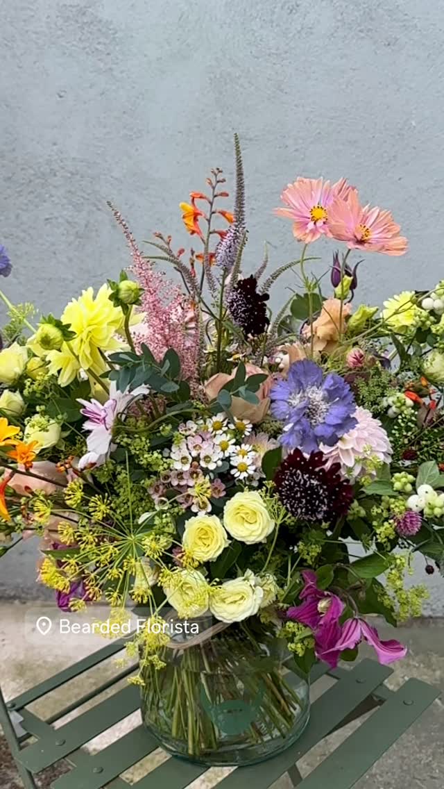 Take a moment⌠thatâs all it takes to stop and reflect. Watch the flowers sway gently in the breeze. #totnesflorist #devonflorist #naturallyabundant #flowerlover #luxetablescapes