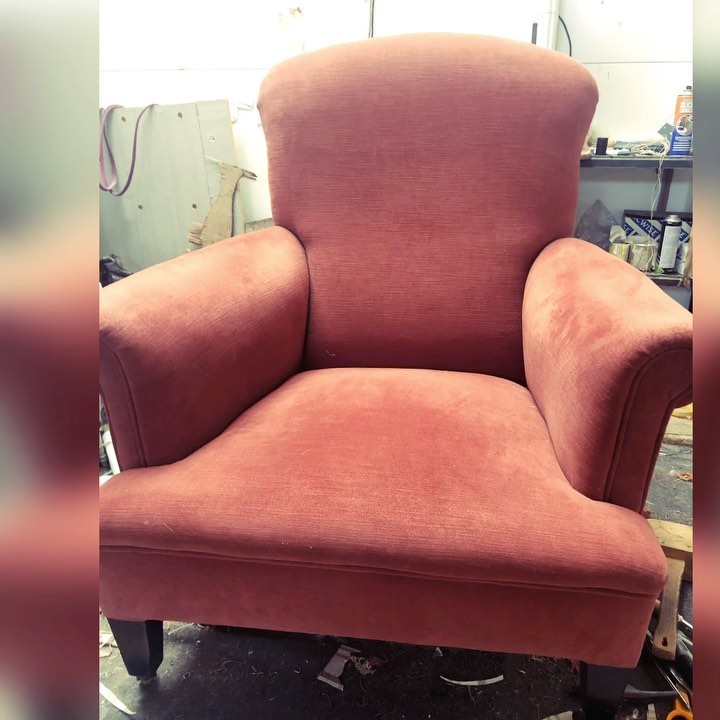 This chair is the second part to yesterday’s post hence the scatter cushion material. The customer was also keen on when I was putting it up so hear it is. #saturday #saturdayvibes #saturdaymorning #upholstery #fabric #interior #home #decor #instagood #instadaily #upcycle #recycle #videostar #suffolk #roddypaul #chair