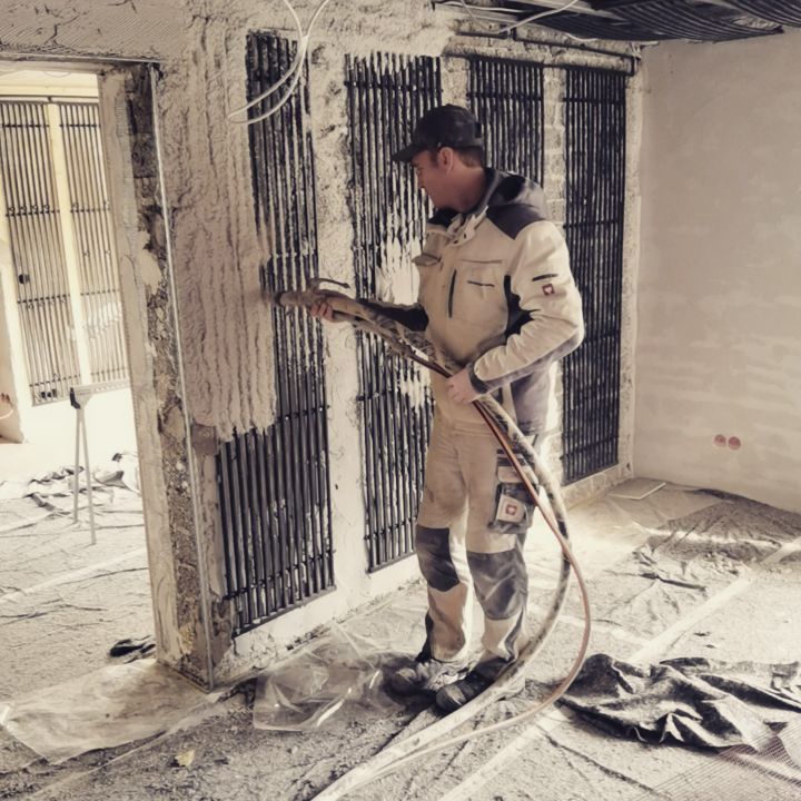 Läuft 💪 Bei uns wird nicht nur #Außenputz groß geschrieben. An kalten Tagen arbeiten wir auch im Innenbereich. 🥶🚿 #kalkputz #wandheizung #altbausanierung #innenputz #stuckateurhandwerk
#TheoundGuidoHesse #StuckgeschäftHesse #olpe #DeinStuckateurInOlpe #stuckateur #verputzer #gipser #außenputz #innenputz #stuck #WeilIhrHausUnsWichtigIst #wirgebenIhremHauseinGesicht #handwerk #teamarbeit