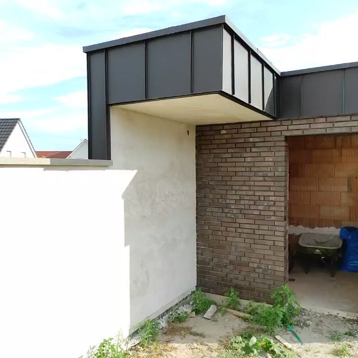 Création d'un abri de jardin à toit plat, brique à apparemment, habillage joint de bout en zinc, étanchéité de toiture à toit plat #alsace #toitterrasse #architecture