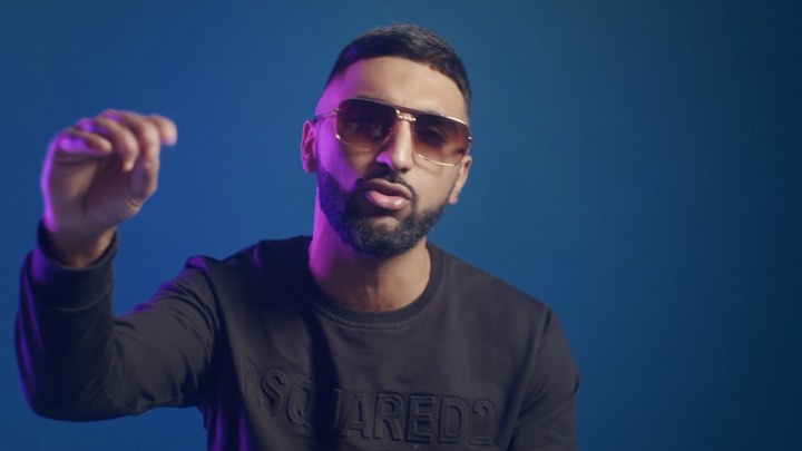 Musikkvideoen til @nawaz.wav sin nye låt «Bakkekontakt» er ute!
Directed by: Hoang Larsen (@hoanglarsen)
Shot by: Aleksander Knudsen (@alexgrainprod)
Edited by: Mathias Fossdal (@mathiasfossdal)
Executive producer: Akram Nahiry (@akramnah)
#Nawaz #Eksentrisk #JustInTime #Rap #hiphop #norskmusikk #musicvideo