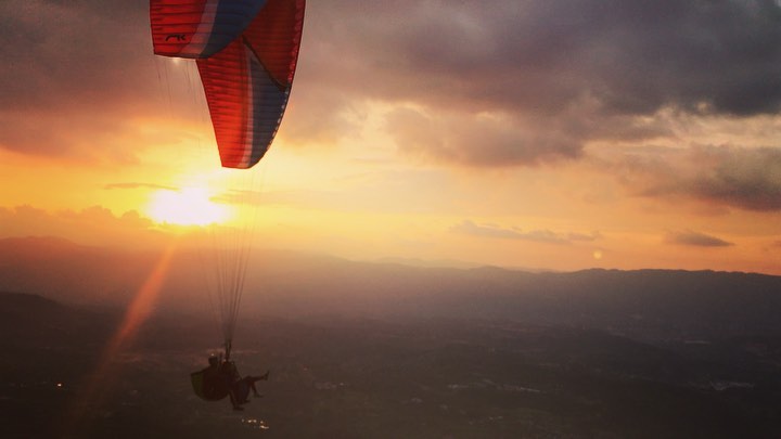 ••• MEMORIES ••• Missing my sunsets at home, missing my mountains,missing my roots ...
Dont forget from where you are coming 🌴
•
•
•
•
•colombia 🇨🇴 #Bucaramanga #roots #gerlitzenparagliding #airgfamily #sunsetlover #leitomochilero #delviento #airgfamily #leitoreyaroundtheworld #papialone #daleon🦁
•
•
•
• www.paraglidingsafaris.com
•www.gerlitzenparagliding.com
@gerlitzenparagliding @airg_products @akroacademy @paraglidingsafaris
@flugschule_wildschoenau @aviacolescuela