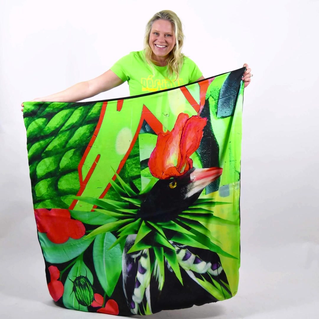 Dit ontwerp heb ik geschilderd voor de serie ’True Colors’ van @desjavu.nl
'You are Spicy'
In deze serie zijn de ontwerpen verdeeld in vier vlakken, zodat de sjaal met zijn verschillende patronen elke kaar anders te dragen is.
Alle sjaals zijn tweezijdig te dragen, de voorzijde (met afbeelding) is van 100% matte zijde en de achterzijde is een egale kleur van 100% lamswol. We hebben gekozen voor de luxe van lamswol zodat het niet kriebelt bij het dragen. De afmeting is afmeting: 130 x 130 cm en wordt geleverd met certificaat van echtheid in de vorm van een paspoort. Nog enkele beschikbaar in de webshop.
www.desjavu.nl
#fashionblog #FashionBlog #artfashion #sjaalmeteenverhaal #onlineshoppen #onlineshoping #onlineshop #karenwullings #lamswol #kunstenaar #zijde #sjaal #illustratie #desjavu #desjaalvooru #illustration #webshopping #verkooppunt