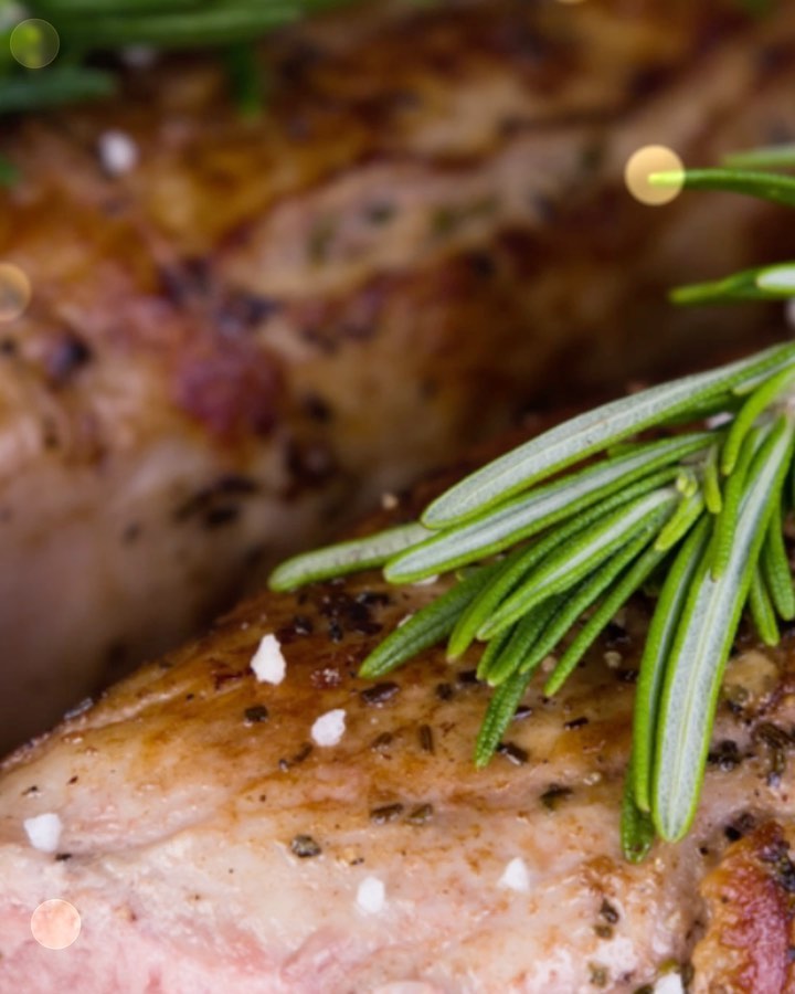 Jetzt noch schnell bis heute um 20 Uhr bestellten und noch bis Weihnachten nachhause liefern lassen.
Fettfrei und sauber zugeschnitten (ohne Kette) in bester Qualität. Das Filet gilt als das wertvollste Teilstück. Sein Fleisch ist besonders zart, feinfaserig und mager, da dieser Teil der Rückenmuskulatur weniger beansprucht wird.
Frisches Schweinefleisch aus der Eifel und Baden Württenberg
www.uhlfleisch.de www.lieblingsmetzger.de
#lieblingsmetzger #uhlfleisch #schallsatdt #fleischessersindbessereliebhaber #bbglove #instafood #freiburg #yummy #foodlogger #handwerk #vommetzger #gönndir #butterzart