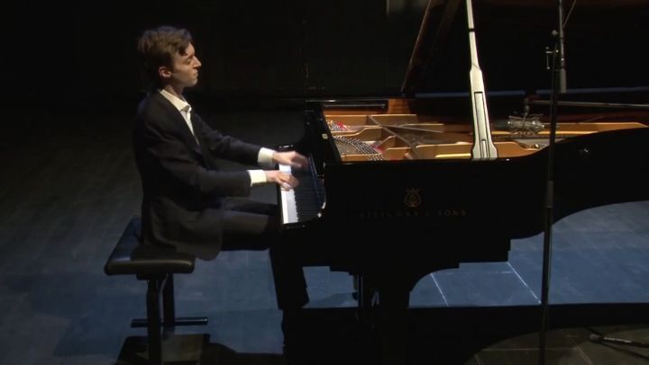 A bit of Beethoven's beautiful Sonata no. 12 in A-flat major.. This is the beginning of the final variation in the first movement. To listen to the whole sonata, click the link in my bio!
@zhdkmusic
#zhdkdiplomas21