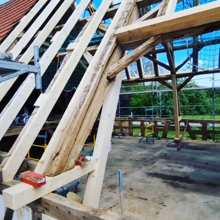 Suite du redressement et renforcement de la charpente. #colombages #alsace #corpsdeferme #renovation