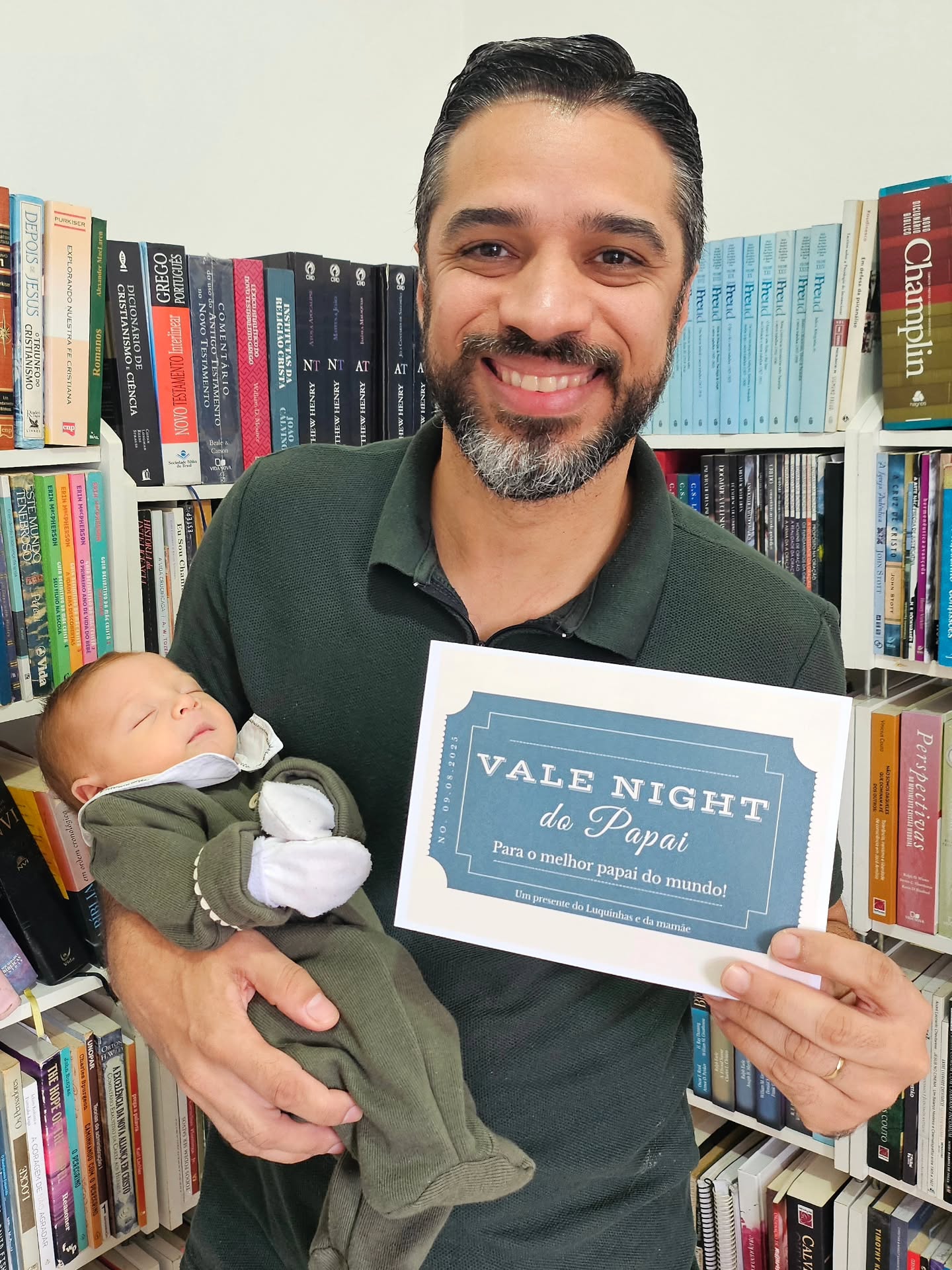 E o primeiro presente do papai também foi mais que especial. Eu (Luquinhas) estava aqui "conversando" com a mamãe e vimos que, nesses 17 dias que eu tô aqui, o papai tá cuidando muito da gente; fazendo comida, lavando louça, trocando fralda, me dando banho, cuidando da mamãe... Aí a gente decidiu dar um Vale Night pra ele.
E ele estava precisando, viu. Porque eu estava dando uma canseira nele 😁. Agora ele voltou renovado e pronto pra mais fraldinhas 😅
Parabéns, papai! Te amo! 🩵
