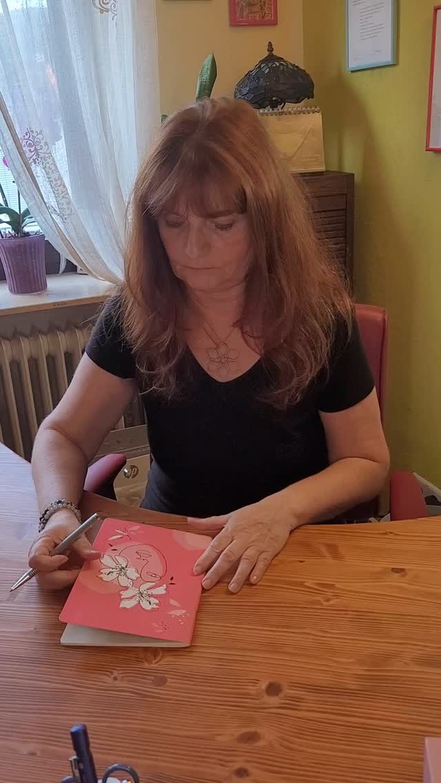 ✍️ Mein Fazit nach 15 Tagen Blutzucker-Tracking:
👩🦰 15 Tage sind zu kurz, um ein genaues Bild davon zu bekommen, was mir wirklich guttut oder nicht. Dennoch konnte ich erste wertvolle Einblicke sammeln.
➡️ Einige meiner Vermutungen haben sich bestätig oder mich verwundert. Lebensmittel, bei denen ich schon vorher ein ungutes Gefühl hatte, haben tatsächlich stärkere Blutzuckerschwankungen ausgelöst. Andere wiederum haben mich positiv überrascht.
💡 Nach dieser Erfahrung werde ich nun bestimmte Lebensmittel künftig reduzieren oder weglassen und beobachten wie sich mein Blutzucker in nächster Zeit verhält.
😅 Insgesamt war ich froh zu sehen, dass mein Blutzucker häufig im Normbereich lag.
🩺 Ich werde meine Auswertung nochmal mit meiner Hausärztin besprechen.
✅️ Was ich mir fest vornehme: In Zukunft regelmäßig einen Glukose-Sensor zu nutzen, um noch besser zu verstehen, wie mein Körper reagiert. Und auch nochmal den Verzehr von bestimmten Lebensmitteln wiederholen. Gerade die Vollkornprodukte sollten eigentlich den Blutzucker stabil halten. Möglicherweise liegt es auch an der Kombination der verzehrten Lebensmittel. Was habe ich dazu gegessen? Was habe ich dazu getrunken?
🙏 Ich hoffe, ich konnte dich ein wenig für das Thema Blutzucker sensibilisieren. Denk daran, gerade in den Wechseljahren regelmäßig auf deine Werte zu achten und sprich am besten mit deiner Hausärztin oder deinem Hausarzt darüber.
Herzlichst, deine Rita 💜
#blutzucker #gesundessen #glukosekurve #ernährung #ernährungstest #blutzuckerkontrolle #wechseljahre