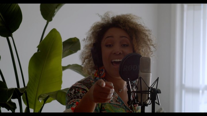 Musikkvideoen til @annalisakumoji ‘s optimistiske og catchy korona-låt «Ta En Dans På Gulvet» er nå ute!💃🕺🎶 Takk for alle fantastiske video bidrag fra omkring i landet, som gjorde dette til en gøyal og underholdende video!
An idea by Hoang Larsen (@hoanglarsen), & Anna-Lisa Kumoji.
Produced by Hoang Larsen.
Performance shots by Aleksander Knudsen (@alexgrainprod)
City shots by Emilie Nikolaysen (@emilienikolaysen)
Edit and grade by Hoang Larsen. #covid19 #pop #music #Positive #Uplifting #dance #public #contribution #musicvideo #filmmaking #Eksentrisk