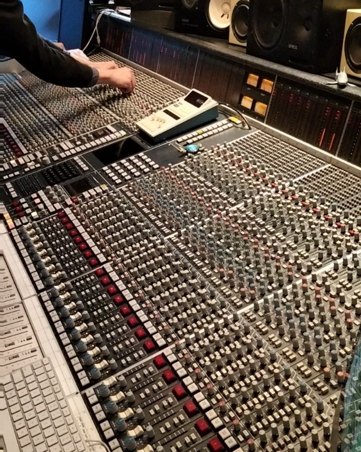 Formation Technicien son. C'est parti pour la deuxième semaine orientée mixage avec les élèves de la promo mars avril 2022. Quel pied de se retrouver autour d'une bonne table !
#studiodenregistrement
#studioproducson
#studio
#mixage
#formationaudiovisuelle
#formationprofessionnelle
#formation