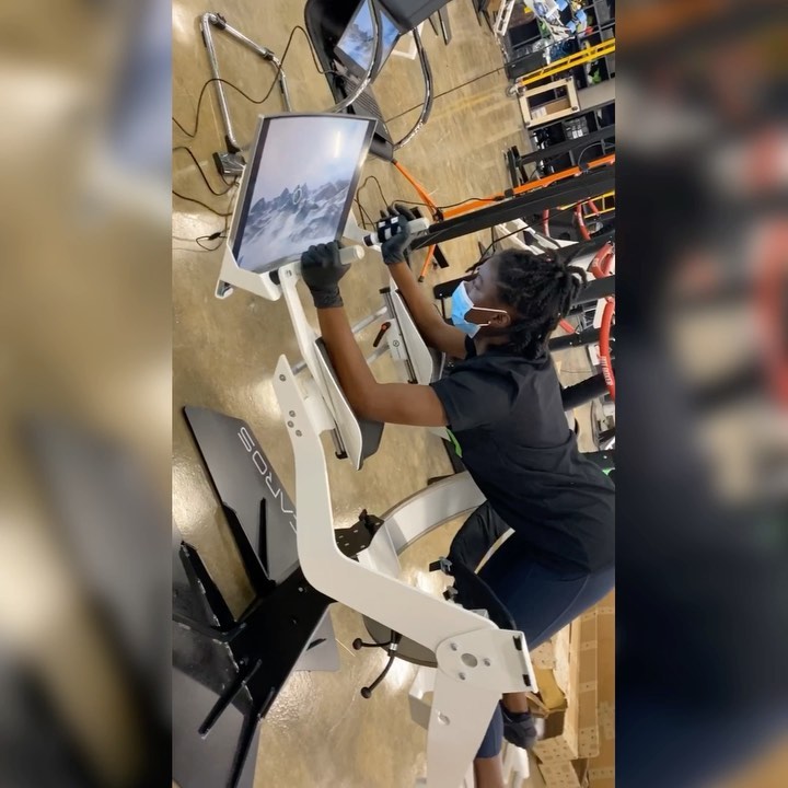 So I got invited to test out some really cool workout equipment yesterday at a new fitness facility called @thrivr24 located in Dallas, Tx. These games may look simple but trust me when I say you are in for one tough workout. The Boxing Bot is a great sparring partner. It recognizes your punches and movements and will escape or counter them making you WORK for your dub!
.
.
This is the first 🖥 virtual reality fitness studio🖥 in Texas, so if you’re looking for a unique workout come check out their COVID-savvy open house this Saturday September 26th from 12p-4p.
-Temperature checks at the door 🌡
-Masks and gloves provided
-Individual pods and equipment to practice social distancing 📏
It’ll be tons of fun, food and games to keep you going your whole session, so make sure you RSVP to reserve your spot! I’ll be there defending my high scores 😊
.
.
.
Fun Fact: The flying machine is excellent for improving balance, coordination and core strength. It was originally developed in Germany and can be found in medical, physical, orthopedic and neurologic therapy facilities due to its rehabilitative properties.