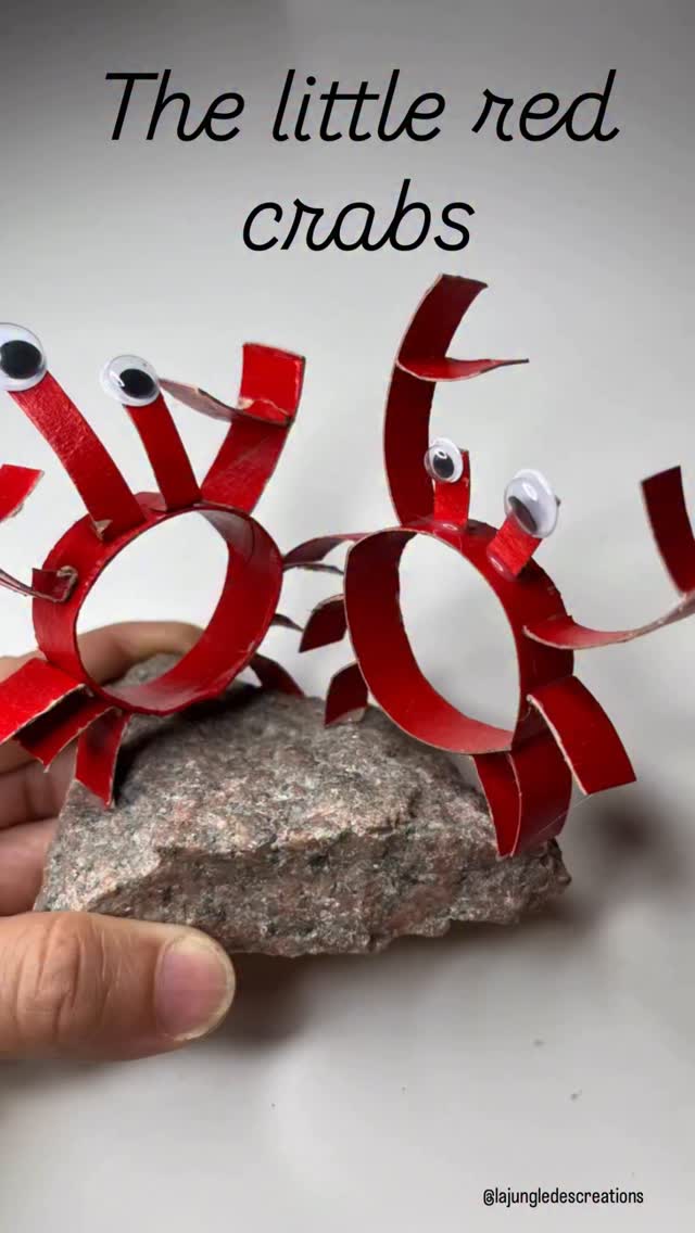 🇬🇧Little Red Crabs 🦀
A super simple creative DIY using just a toilet paper roll!
Here, what you need for this activity:
– red paint
– a paintbrush
– a to roll
– scissors
– glue
– and… a little rock!
In the video, I’m using a hot glue gun (@cleopatre_collesetcouleurs ) — super efficient, but I avoid it with Minusculette (burns happen so quickly 😬).
So the kids made their crabs using quick-dry white glue (@panduroofficial ), and that worked perfectly too!
👉 What do you think? Would you like to create your own little crabs? 🦀
💡 If you liked this idea, feel free to like, share it around, and follow for more fun activities!
———
🇫🇷Les petits crabes rouges 🦀
Un atelier créatif tout simple à base d’un rouleau de papier toilette !
Peu de matériel nécessaire pour cette activité qui a eu un grand succès ici :
-de la peinture rouge
- un pinceau
-un rouleau de papier toilette
- des ciseaux
- de la colle
-et… un caillou !
Dans la vidéo, j’utilise le pistolet à colle chaude (@cleopatre_collesetcouleurs ), super efficace, mais je préfère éviter avec Minusculette (les petites brûlures arrivent vite 😬).
Les enfants ont donc fabriqué leurs crabes avec de la colle blanche à prise rapide (@panduroofficial ), et ça fonctionne très bien aussi !
👉Alors, vous en pensez quoi ? Vous aussi vous avez envie de créer une ribambelle de petits crabes ? 🦀
💡 Si cette idée vous a plu, n’hésitez pas à liker, partager autour de vous et à vous abonner pour ne rien rater des prochaines activités !
———
Loisirs créatifs | animaux de la mer | éveil créatif | recyclage créatif | Summer animal | sommar djur | pyssel för barn | Summer craft
———
#defidesmainscreatives #funbudgetplay #inspiretheirearlyyears #animalcrafts #recyclemeplay #savecraftplay #summercrafts #fantasyhasreallynolimits #panduromyway #barnpyssel #panduro #tprollcrafts