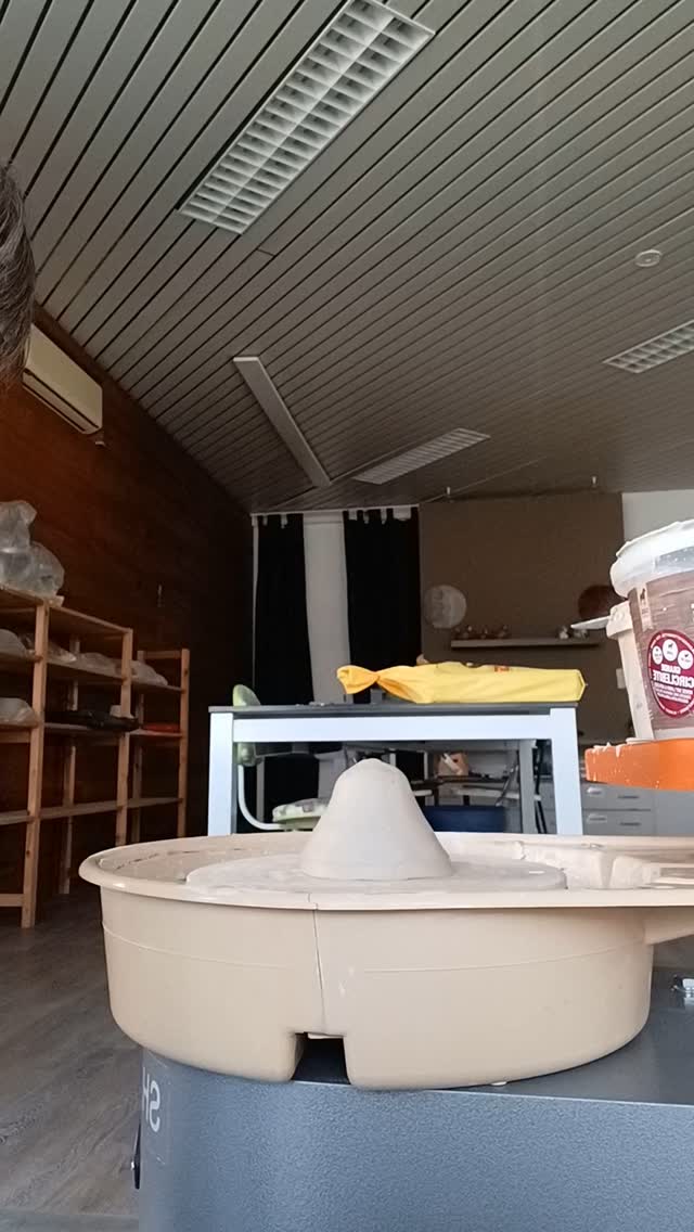 Hab mich auch mal im Videodreh versucht 🤣🤣
#töpfernmachtglücklich #übersichselberlachen #drehenandertöpferscheibe