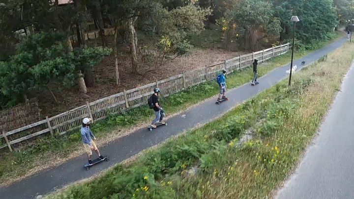 Le beau temps arrive ☀️ et l'été commence, on en profite pour découvrir le skateboard électrique...🛹⚡
.
➡️ Rejoins nous entre Moliets, StGirons, Vieux Boucau et Seignosse.
➡️ On se déplace dans les Landes grace à notre station de charge mobile.
.
✅ Reservation sur www.esk8westside.fr
.
#esk8 #exway #baladeskate #landifornia #skateelectrique #baladeskateelectrique #activitelandes #molietsplage #exwayfrance