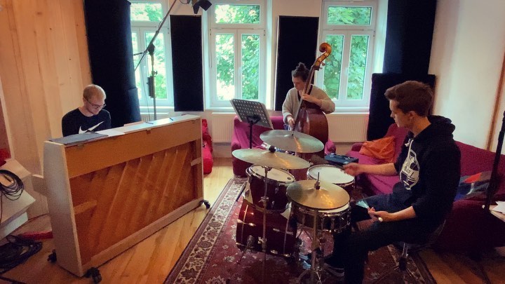 Wir spielen morgen um 18 Uhr in München in der Donnersbergerstraße 😊
Hier ein Ausschnitt aus unserem Program 😉
Bright Shadow
#trio #piano #drums #pianotrio #yamahapiano #gretschdrums #rehearsal #composition #originalmusic #kulturlieferdienstmuenchen