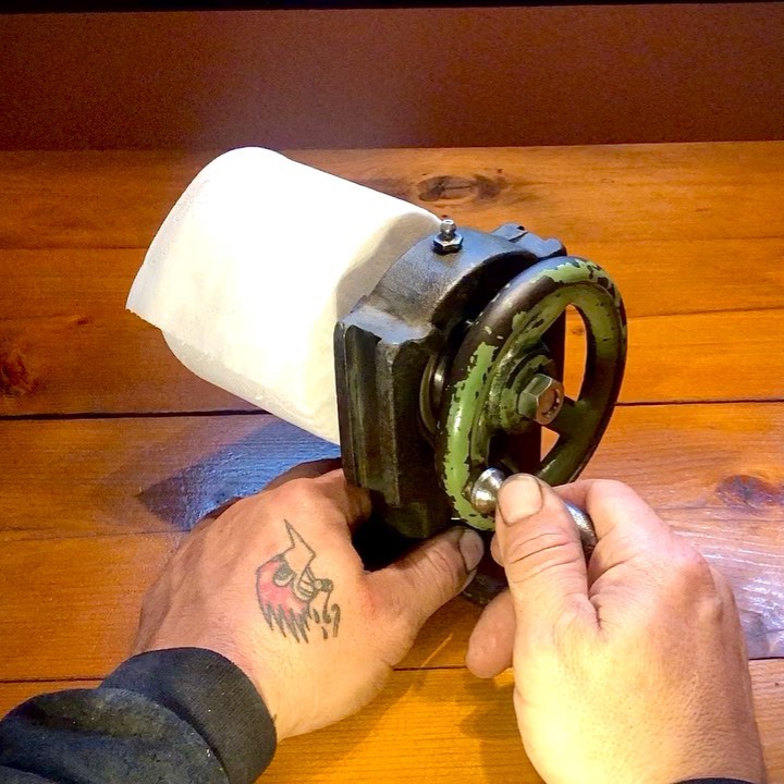 #Klopapierspender #Toilettenpapierhalter mal anders....😉 #Loft #industriedesign #altmetall #Vintage #klopapierhalter #germanbikeprojekt