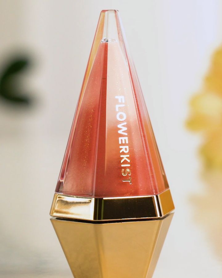 For y'all that may not know, Flowerkist is all about vegan, cruelty-free beauty products infused with CBD! If I was ever going start using lipgloss, I think today would be the day.
.
I shot + edited this promo in #luxembourg with @yourangelcara for @jivesmedia and @flowerkist and I think it turned out pretty awesome. Let me know what you think!